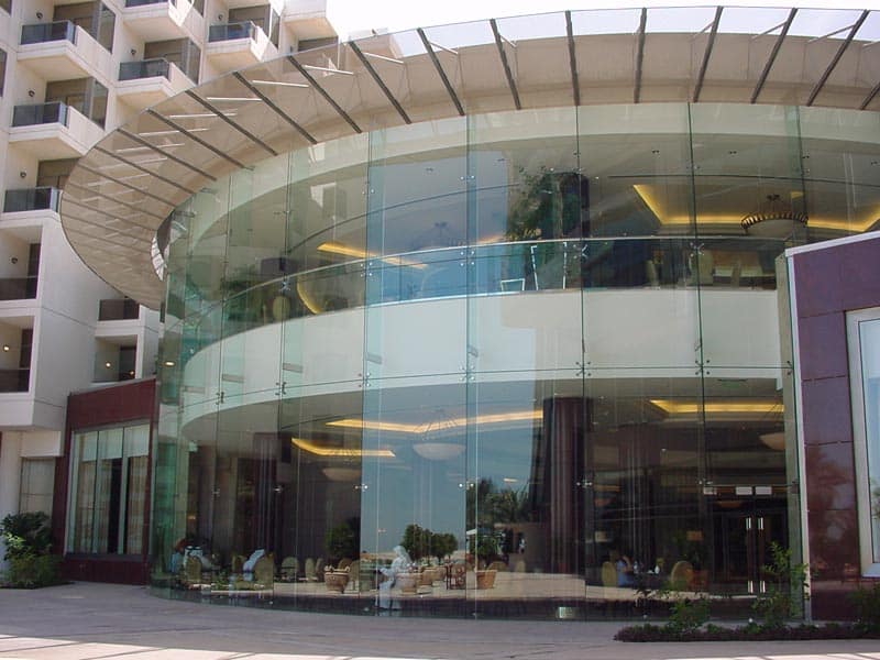 Vách kính khổ lớn tạo nét đẹp hiện đại cho tòa nhà