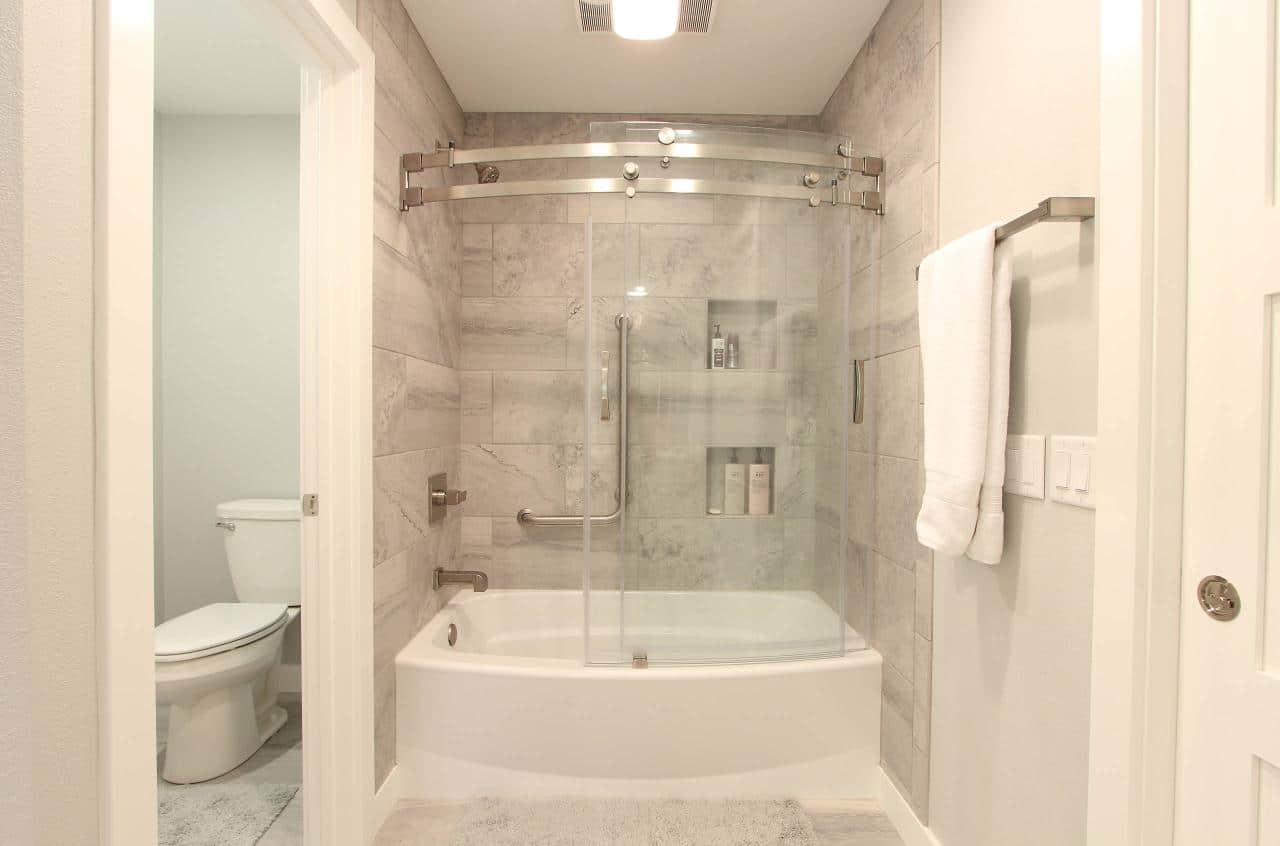 Phòng tắm có thê phần sang trọng nhờ vách kính uốn cong